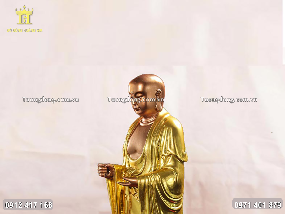 Gương mặt tròn đầy phúc hậu của Ngài được chạm khắc sắc nét